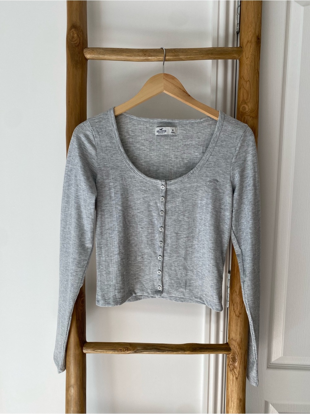 Hollister Light Gray Button-Front Long Sleeve Ribbed Scoop Neck Top Sz Medium